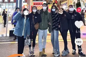 女版王宝强？女子秀男朋友和闺蜜亲密合影，被网友劝分手图片