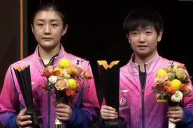 刘国梁亲自颁奖，孙颖莎展示冠军奖杯，呼吁观众把掌声给陈梦图片