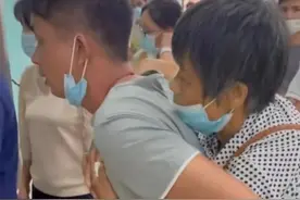 广西男子背母亲到医院看病，网友：一万句母亲节快乐，不如这一背图片