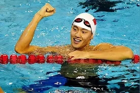 2017年，宁泽涛因违纪被国家队开除，拒入外国队，如今改打高尔夫图片