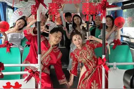 公交变“婚车” 武汉这对新人婚礼低碳又浪漫图片