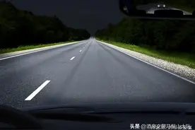 夜间行驶在没有路灯的道路上，应该如何使用远光灯？图片