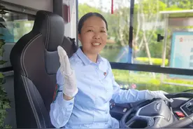 二十年如一日，坚持安全行车——郑州公交女车长全心全意当好市民“专职司机”图片
