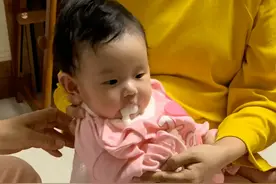 宝宝吃奶时动来动去，总“打挺”咋回事？聪明妈妈会判断，5招应对图片