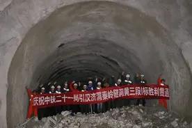 中国耗时6年，即将建成世界最长隧道全长98公里，开车通过要2小时图片