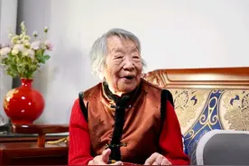 济南95岁“围巾奶奶”：一份爱心“织”了7年，温暖了上百位山里娃图片