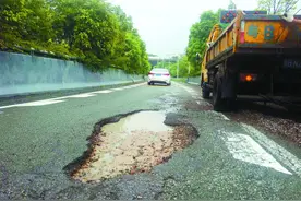 中国道路经常坑坑洼洼，日本却平坦如新，真是我们技不如人吗？图片