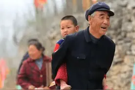 为啥老人身上有一股怪味？建议55岁后，远离4个习惯，老了或没味图片