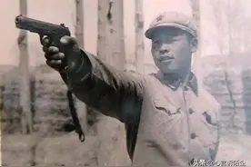 1975年军长要见王英洲，他认定是来劝他退伍，军长：给你连升四级图片