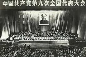 九大会场上，毛主席示意先别开会，大声问：徐海东同志来了没有哇图片