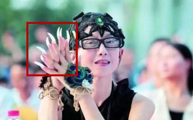 杨丽萍新舞蹈“一丝不挂”，被摸下体表情陶醉，金星的质疑是对的