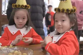 杨威为双胞胎女儿庆生，俩孩子差别大引热议，大儿子身高已超爸爸图片