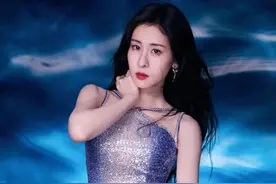 张碧晨穿蓝色星闪鱼尾裙套装，身材气质让人惊艳……图片