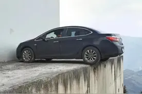 挑战不可能的窄路掉头图片