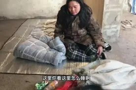 四川女孩被甩后成为流浪女，抱着被子栖身废墟，常遭人驱赶图片