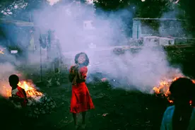 印度一把火，烧了一个世纪还没灭，附近生活着几十万人不愿意离开图片