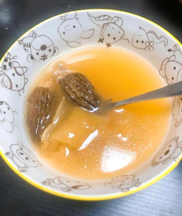 黄芪当归花胶乌鸡汤的功效 黄芪当归花胶乌鸡汤的功效与禁忌