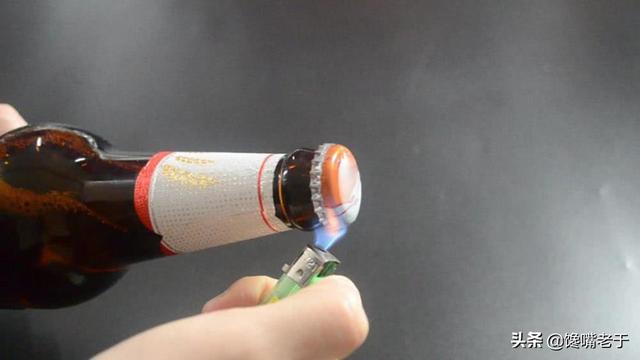 教你一个小方法，用打火机烧一下瓶盖，没有开瓶器，也能开啤酒