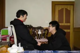 南京大三男孩，照顾渐冻症妈妈10个月，瘦了16斤，看哭网友图片