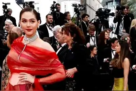 戛纳外国女星，猪大肠，红纱都敢穿身上，拄拐也得蹭红毯图片