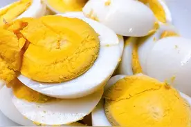 “开水冲鸡蛋”滴香油，喝了有什么好处？医生：建议早了解一下图片