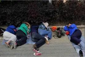 男子在火车上吃泡面，瞬间走红网络，竟遇贵人月薪2万图片