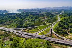 它是四川对接重庆的新高速通道，长约57.1公里，预算达122.92亿图片