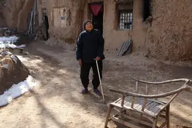 大伯和父亲为争几棵树大吵，多年不来往，那天父亲接到一个电话图片