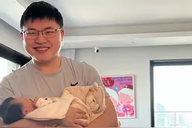 继小狗Uzi之后，Letme晒出儿子照片，就差前RNG队长Mlxg图片