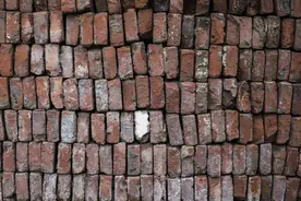 农村常见的红砖头，为何被禁止使用？你家是红砖建房吗？图片