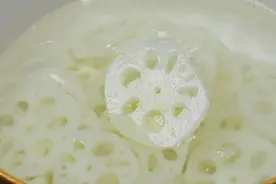 莲藕的孔洞太多，到底该怎么清洗，教你一招，泥土虫卵都跑光图片