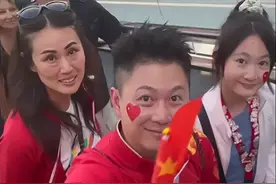奥运冠军李小鹏老婆现身巴黎，比老公小6岁却像姐弟，脸老的太快图片