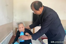 久病榻前有“孝子” 他四年如一日贴心照顾瘫痪母亲图片