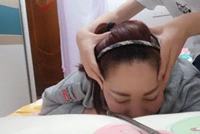 14岁儿子帮妈妈按摩，却按到妈妈敏感部位，儿大要避母！