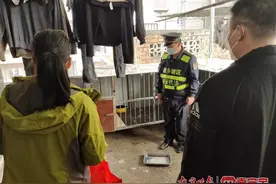 居民在楼顶圈养家禽产生臭气，城管执法人员赶往处置图片