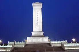 上百吨的人民英雄纪念碑巨型石料是如何辗转千里运抵天安门的图片