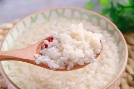 自酿米酒，最忌糯米蒸熟就撒酒曲，大厨教你一招，出酒量多香味浓图片