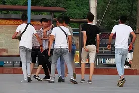 广东一初二男生被5人霸凌，父亲持铁管报仇，将霸凌学生活活打死图片