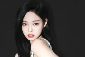 Jennie在演唱会又中途离场了，官方称是因身体不适，粉丝让她退团图片