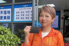 知名港星一脸兴奋领内地驾照，已在内地过退休生活，57岁仍没结婚图片