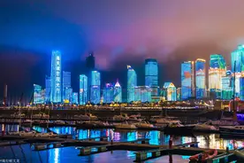 青岛的灯光秀真是让游客大开眼界，完胜那些高调的城市图片