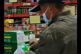 老人捡废品卖钱想给生病妻子买打折牛奶，老板谎称厂家‬有活动免费送给老人图片