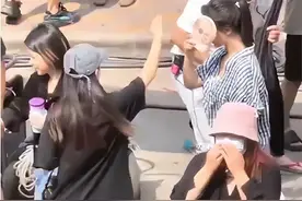 杨紫《热辣滚烫》条纹衬衫路透，客串贾玲新电影，网友：女神联动图片