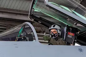 巴铁不理美国4.5亿合同，宣布再买35架中国战机，还要380辆坦克图片