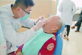 老人去医院安装假牙医保会报销吗？图片