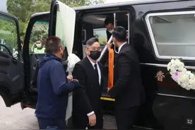 刘德华弟弟与姐姐送父亲出殡！6姐弟24人大家族曝光，都结婚生子图片