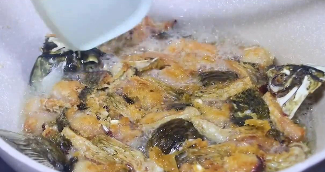 湖南“酒糟鱼”最简单的做法，香辣开胃，好吃解馋，看着就流口水
