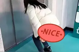甘肃：女子电梯门口“内急”，当众弯腰解裤子，“厕所就在旁边”图片