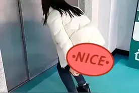 甘肃：女子电梯门口“内急”，当众弯腰解裤子，“厕所就在旁边”图片