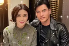 霸王虞姬相聚！关之琳和吕良伟贴身合影太亲密，百万手表彰显贵气图片